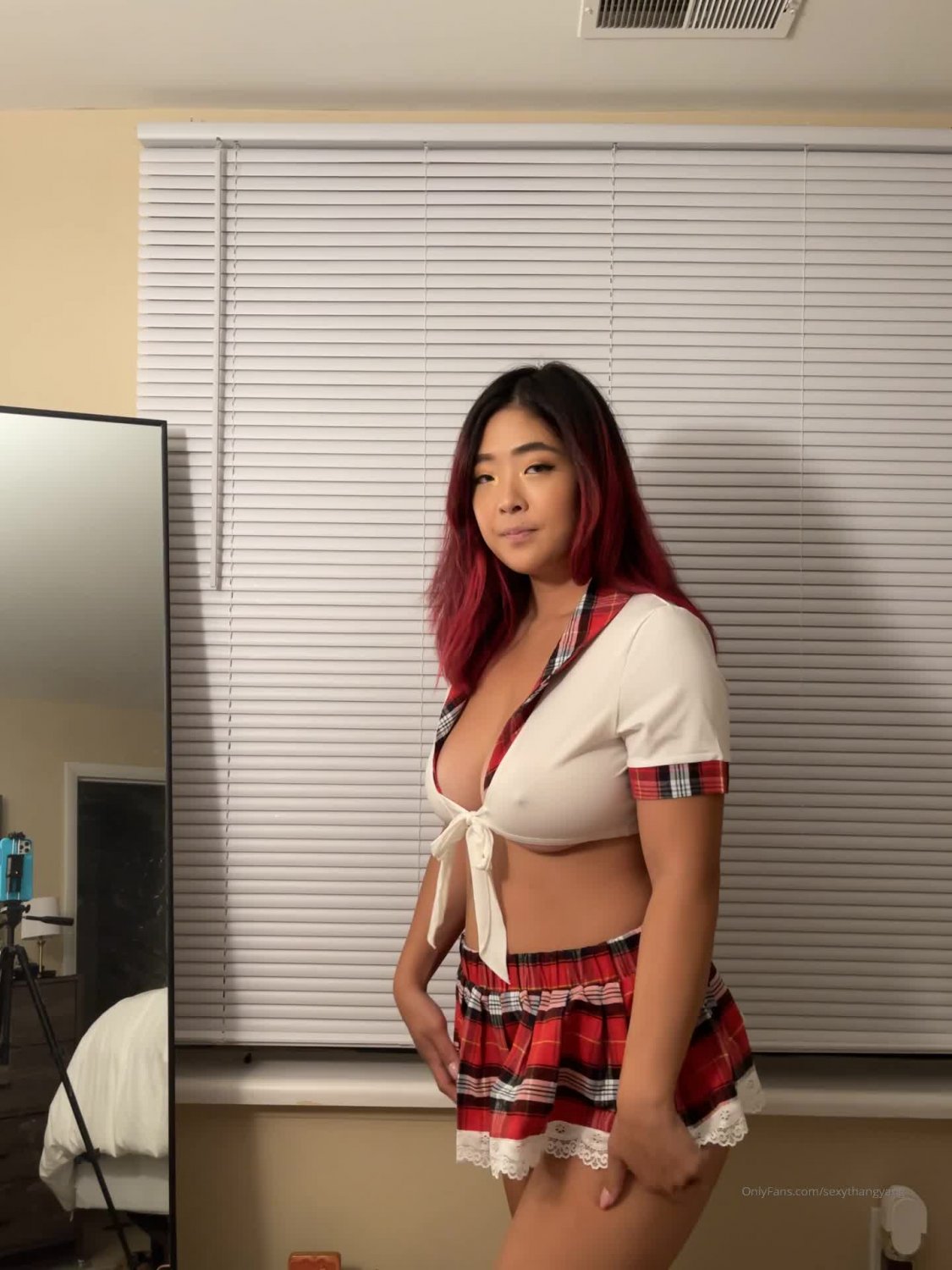Asian Girl in School Girl Outfit - Porn - EroMe
