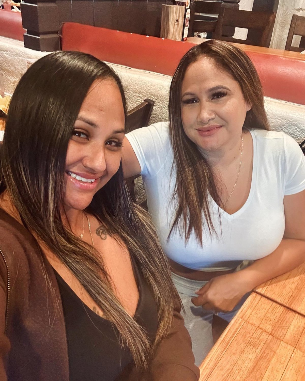 Mom or daughter #5jUpVLJM